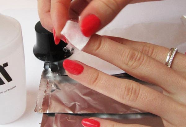 Enlever le vernis de gel des ongles