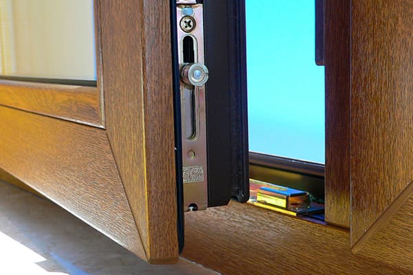 Ferrures en plastique