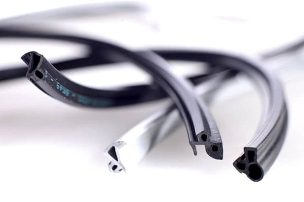 Joints en caoutchouc pour fenêtres en plastique