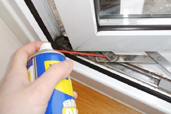 Lubrification des ferrures de fenêtre en plastique