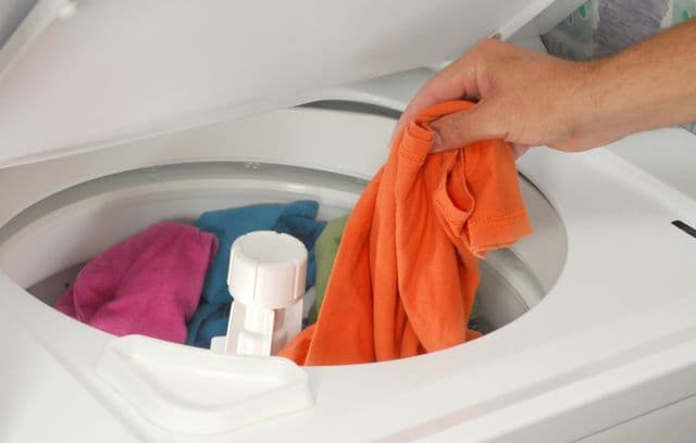 Chargement de vêtements dans la machine