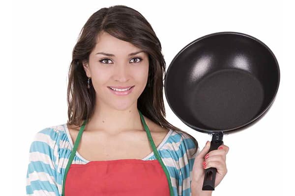 Fille avec casserole en téflon