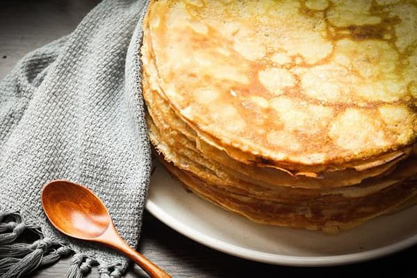 Une pile de crêpes préparées