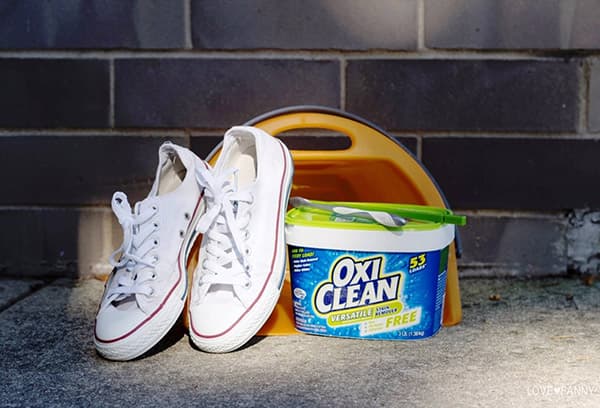 Baskets blanches et détergent à lessive