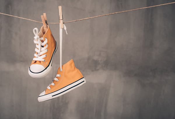 Séchage des baskets sur une corde