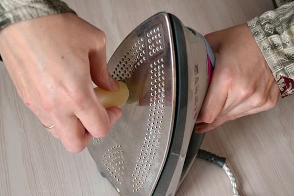 Nettoyer le fer avec une bougie à la paraffine