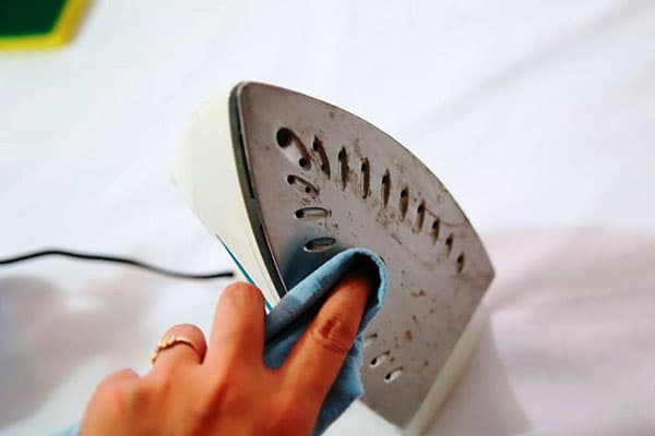 Nettoyer le fer avec une serviette en acétone