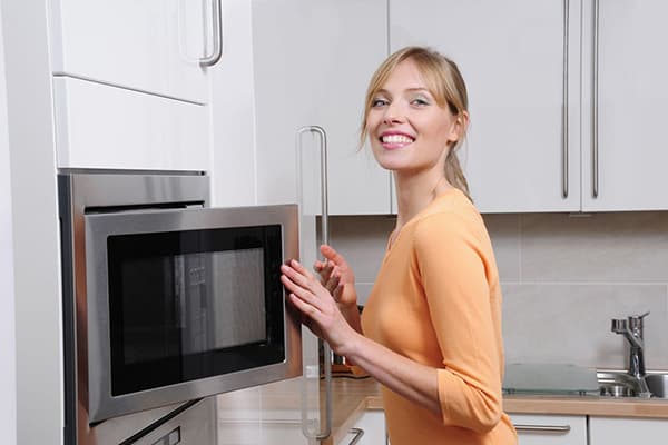 Fille ouvre le micro-ondes