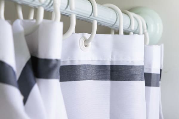 Rideau dans la salle de bain