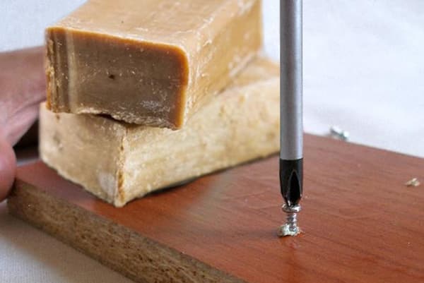 Visser avec du savon