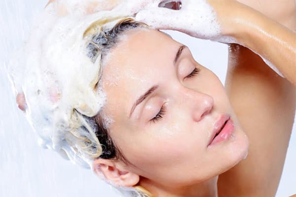 La fille se lave la tête