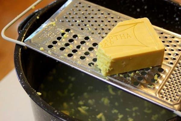 Préparation de la solution avec du savon à lessive