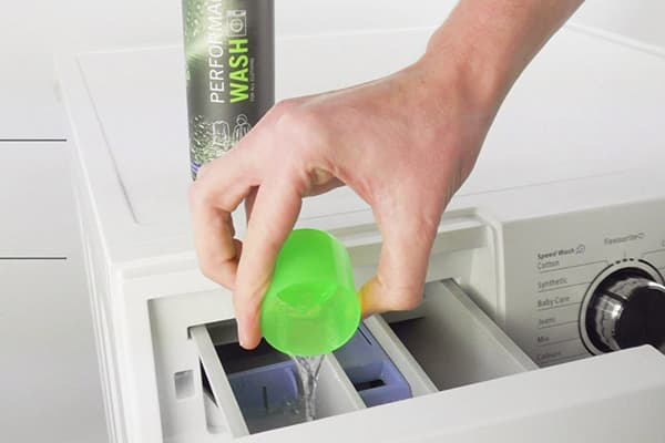 Détergent liquide pour articles de sport