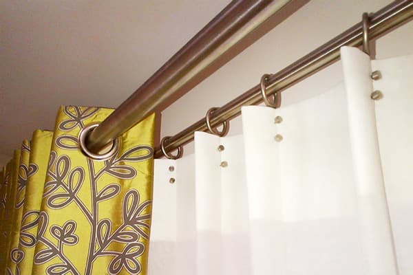 Rideaux sur les œillets