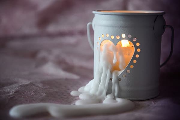 La cire d'une bougie coule sur le tissu