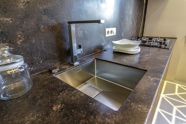 Tablier de pierre artificielle liquide