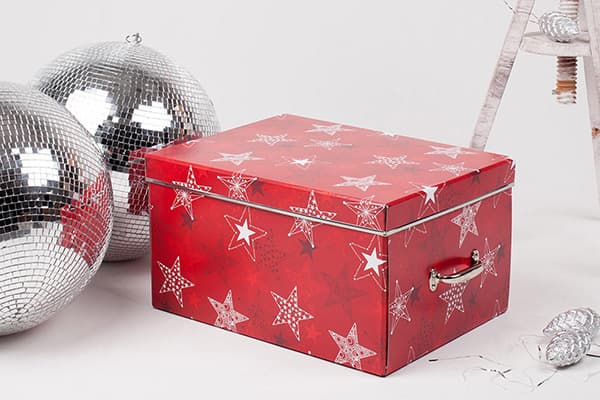 Boîte avec des jouets de Noël