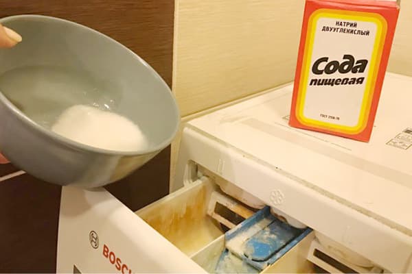 Nettoyage de la machine à laver avec du soda
