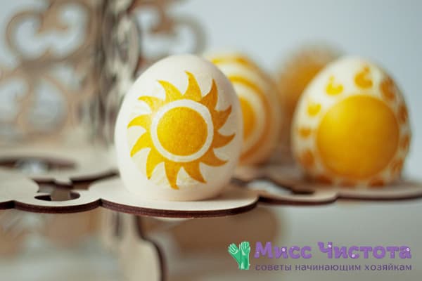 Donc, vous n'avez pas essayé: peindre des oeufs pour Pâques avec des serviettes colorées