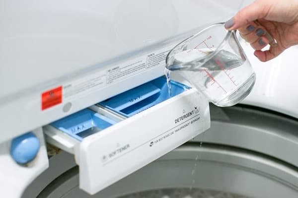 Ajout de vinaigre à la machine à laver