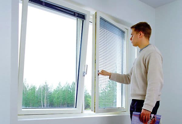 Homme par la fenêtre