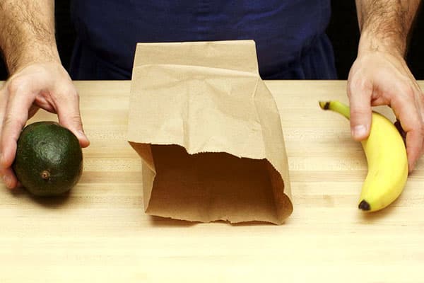 La méthode de maturation des avocats dans un emballage avec une banane