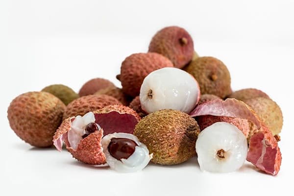 Une poignée de fruits de litchi