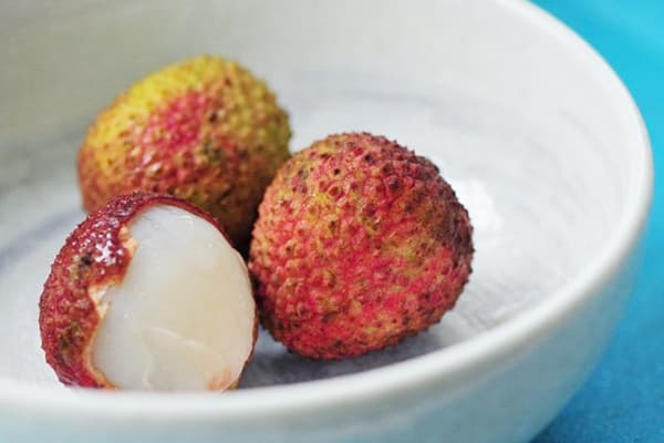 Fruits de litchi dans un bol