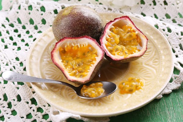 Fruit de la passion sur une assiette