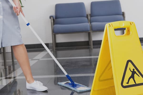 Mopping dans un établissement public