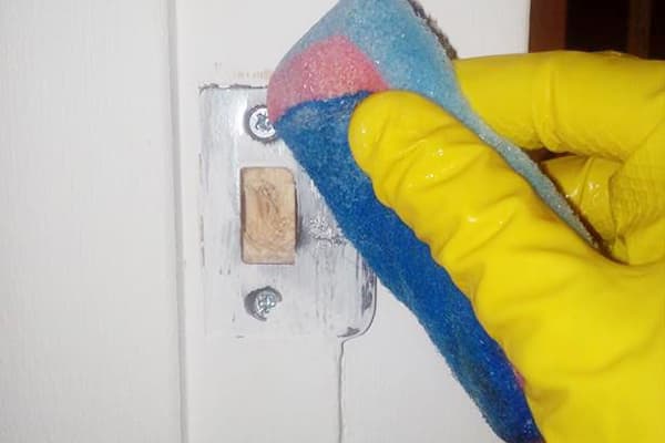 Nettoyer le métal de la peinture avec de l'eau et du savon