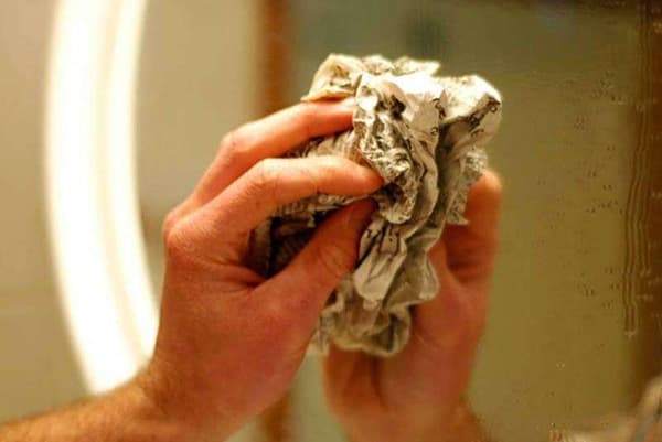 Enlever les taches d'un miroir avec un journal