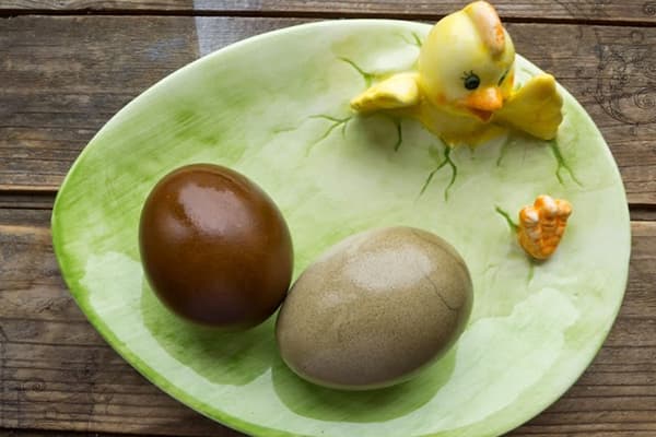 Œufs colorés au thé et au café