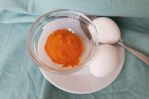 Œufs et curcuma