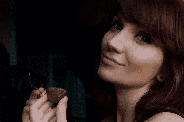 Fille mange des fruits de la passion