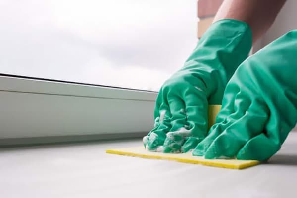 Laver un rebord de fenêtre en plastique