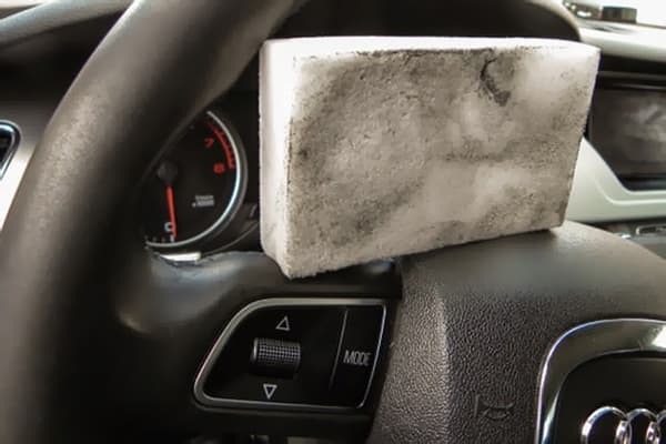 Nettoyage du volant avec une éponge de mélamine