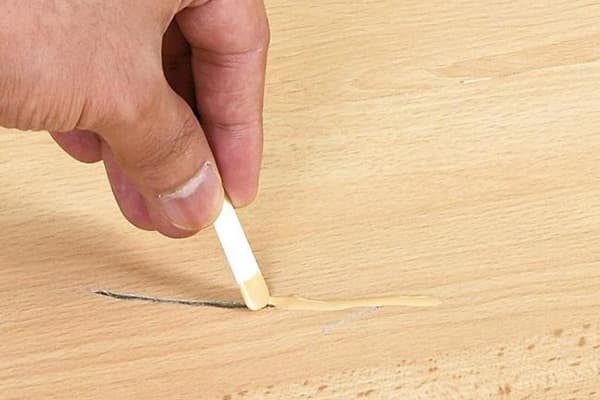 Rayer des égratignures sur le stratifié