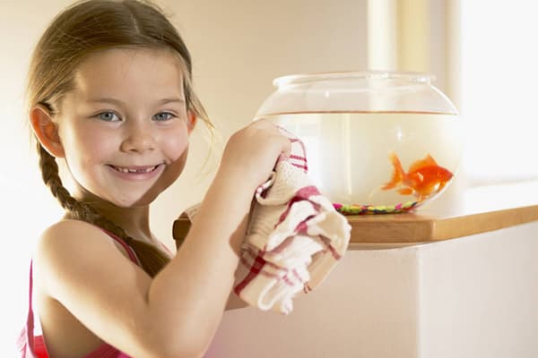 Fille avec un aquarium