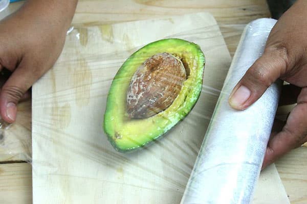 Préparation des moitiés d'avocat pour le stockage