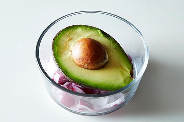 Conservation de l'avocat en tranches avec des oignons