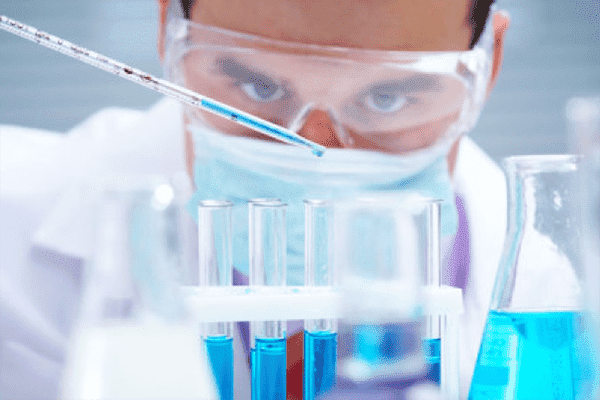 Recherche dans un laboratoire de chimie