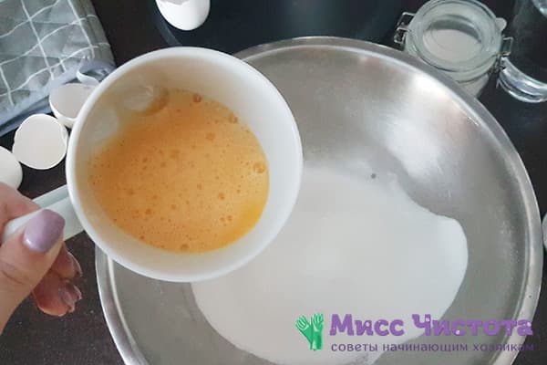 Ajout d'œufs à la farine