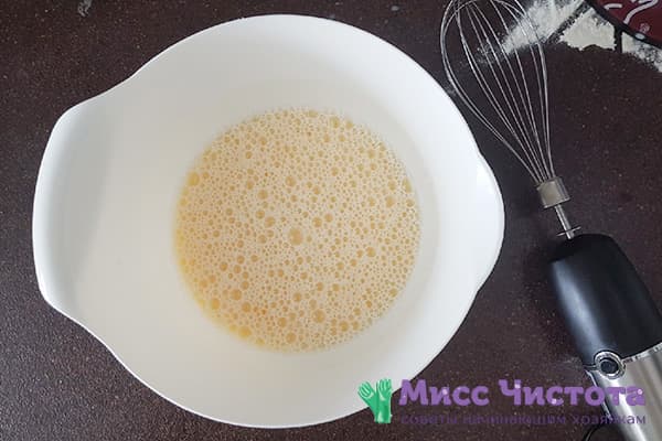 Oeufs battus dans un bol