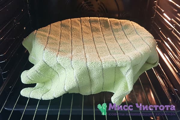 Pâte sous une serviette dans un four chaud
