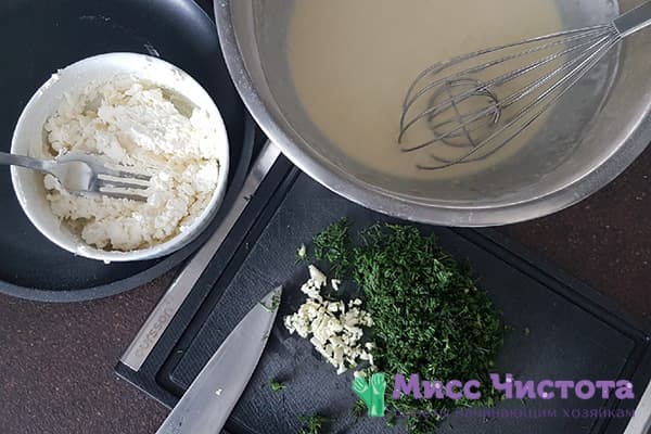 Herbes hachées, ail et purée de féta