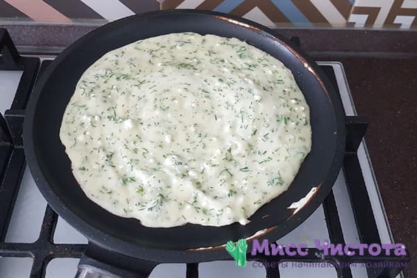 Pâte au fromage et aux herbes dans une casserole