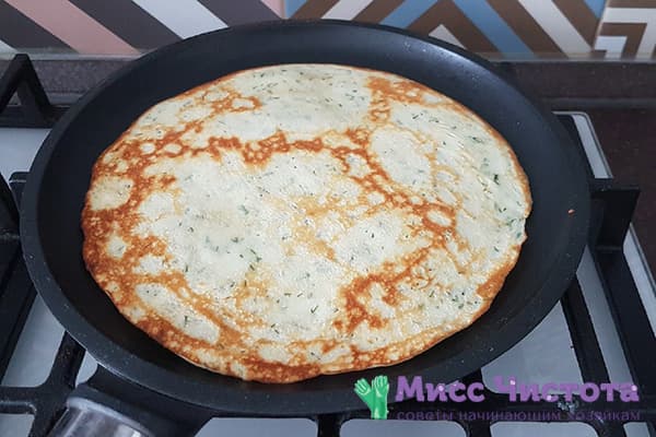 Crêpes au fromage et aux herbes dans une casserole