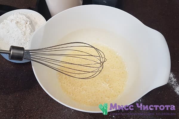 Oeufs battus dans un bol