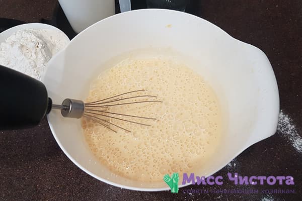 Œufs fouettés avec du lait cuit au four fermenté